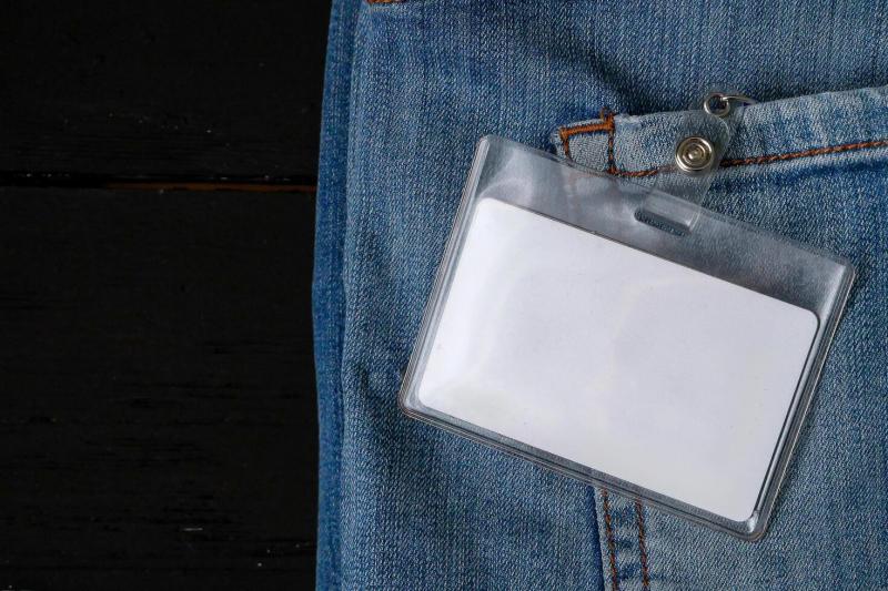Porta Crachá Retrátil Personalizado: Praticidade e Estilo